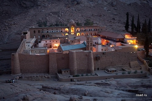 Монастырь Святой Екатерины (Синайский монастырь) — один из древнейших непрерывно действующих христианских монастырей в мире. Основан он в IV в. в центре Cинайского полуострова у подножья горы Синай на высоте 1570 м.