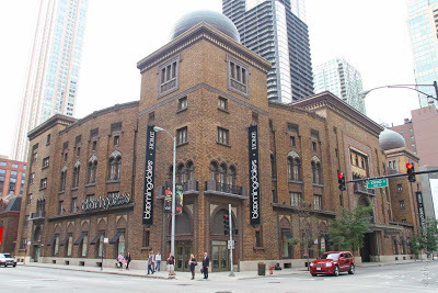 Бывший концертный зал «Мадина-темпл» в Чикаго, сейчас здесь находится торговый центр «Блумингдейл» 