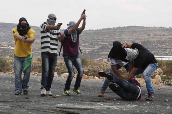 Трое молодых палестинцев погибли под обстрелом израильских солдат, которые открыли огонь в ответ на то, что молодые люди бросали в них камни.