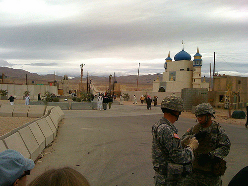 Военная база Мадина-Васал, где американские солдаты проходят подготовку в декорациях «Ближнего Востока» 