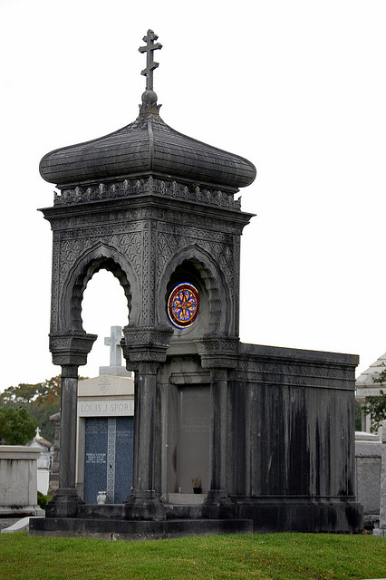Усыпальница в мавританском стиле на кладбище в Метейри-Лейк, Новый Орлеан, штат Луизиана 