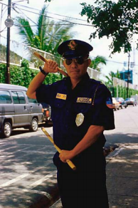 Рис. 6. Сотрудник службы охраны в боевой стойке, готовый к атаке с помощью двух ротанговых палок (бастон), Манила