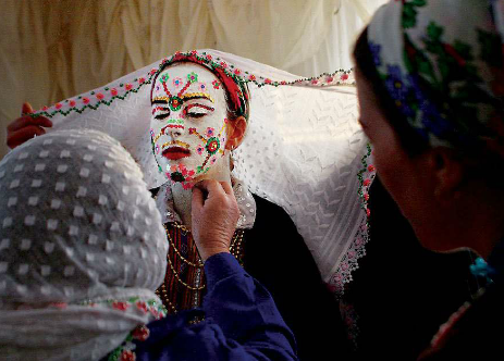 Ритуал раскраски лица и рук невесты был распространен среди мусульман на всех Балканах.