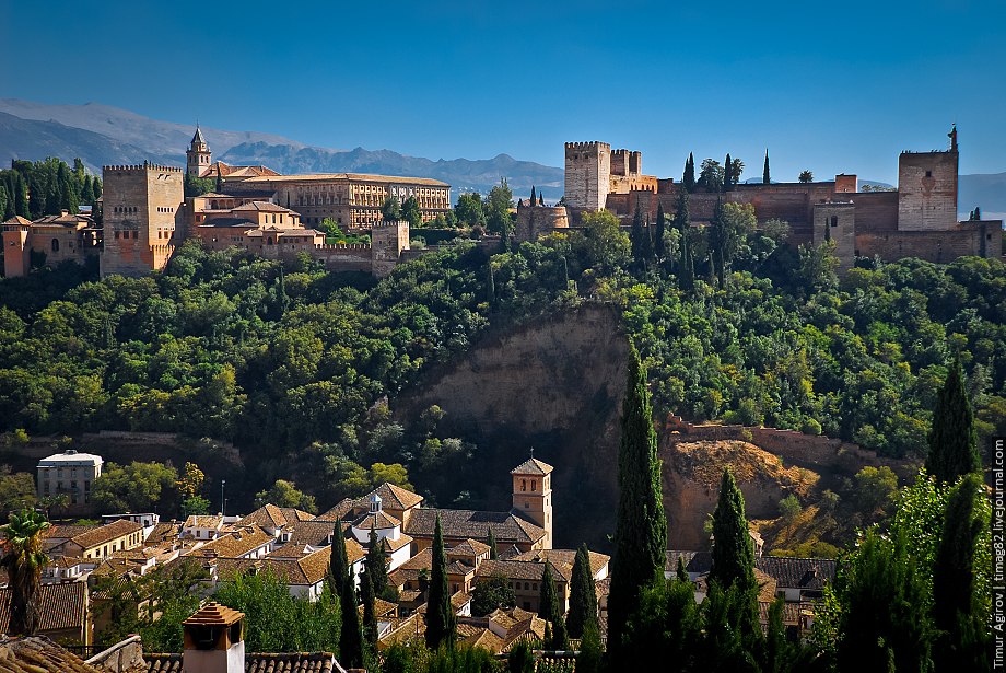 Альгамбра состоит из трех частей, это крепость Алькасаба (на фотографии расположена справа), дворец Алькасар (на фотографии слева) и город, Медина
