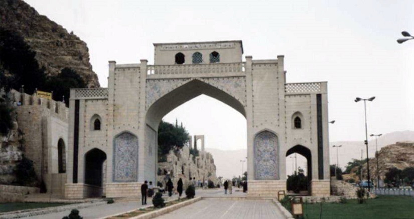 Ворота Корана в Ширазе, часть городской стены, построенной при Бувейхидах в XI в. Шираз – шестой по количеству населения город Ирана, столица провинции Фарс. 