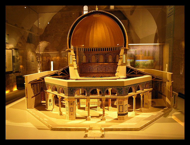 Купол скалы содержит надписи длиною в 240 метров. Некоторых из них содержат самые ранние сохранившиеся примеры аятов Корана
