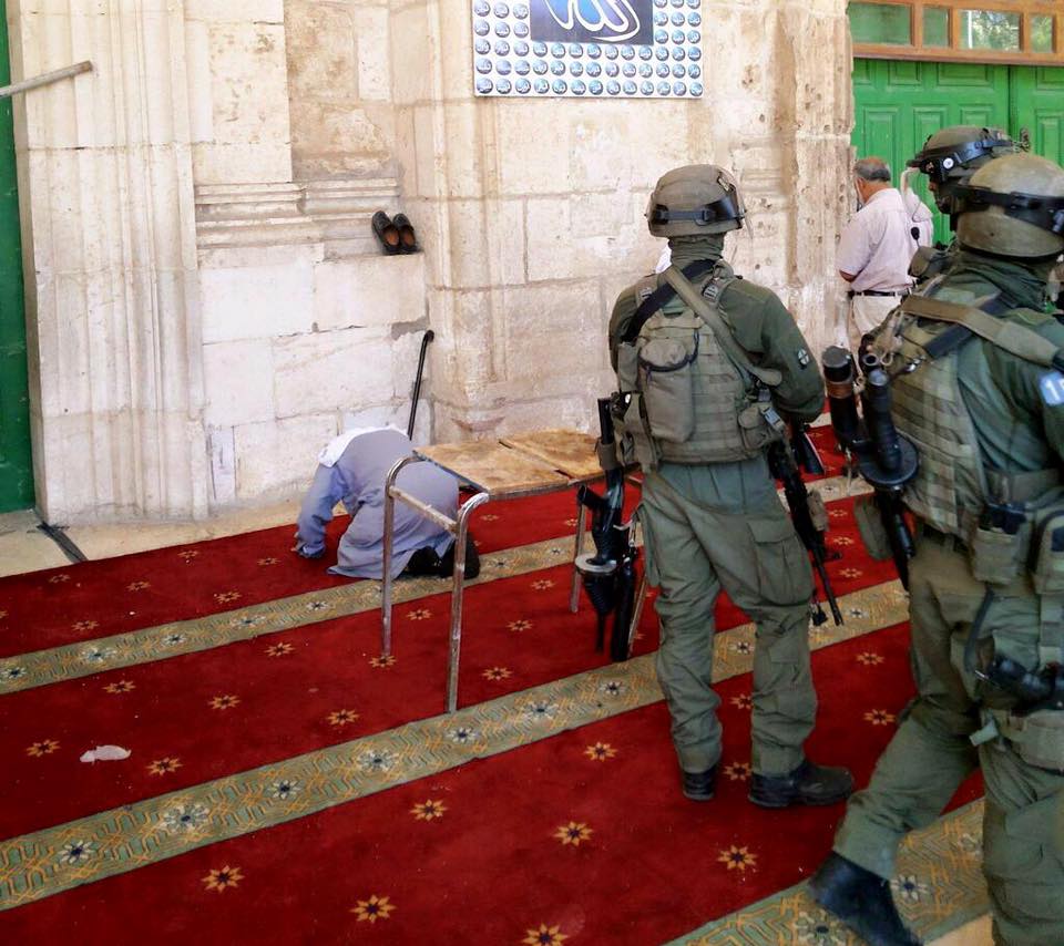 Израильские поселенцы регулярно устраивают провокации, вторгаясь в мечеть аль-Акса при поддержке военных
