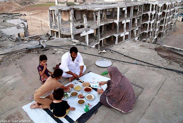 «2-й день месяца Рамадан, семья совершает  ифтар в верхней части разрушенного здания к северу от Газы», – прокомментировал снимок Мохаммед Маттер (Mohammed Matter).