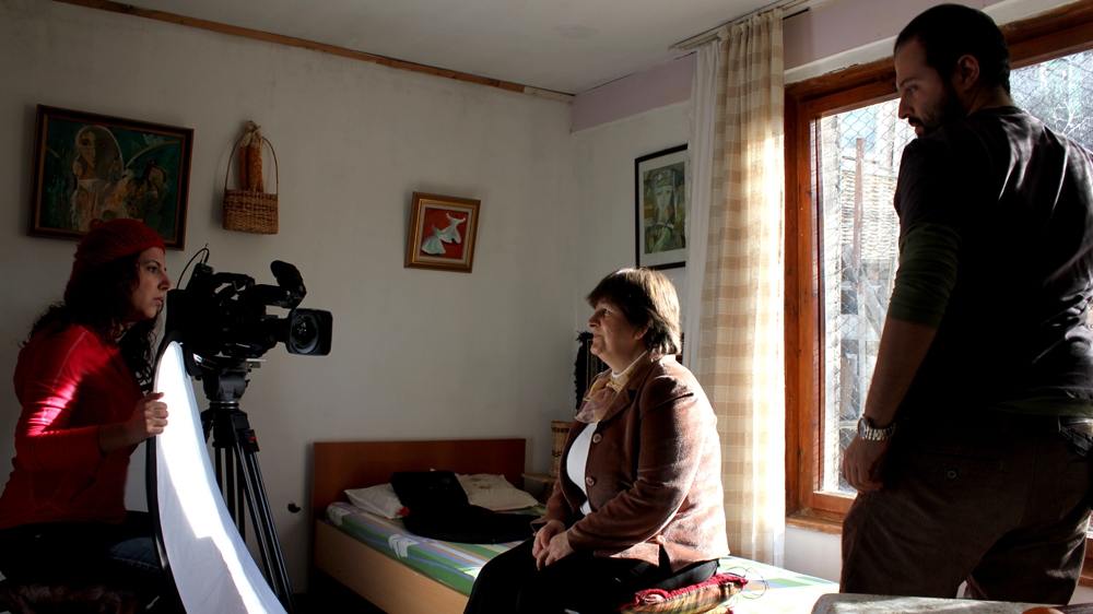 Режиссер Йелда Йанат и оператор Зилан Каракурт (Zilan Karakurt) во время интервью с Эмел Баликджи Сакир (Emel Balikci Sakir) в Болгарии в 2012 году