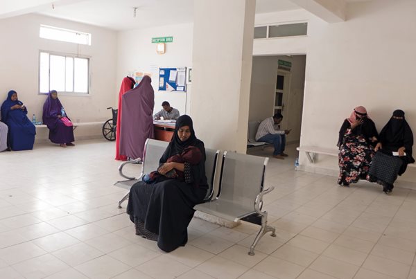 Женщины ждут приема в больнице, где под присмотром Адан были подготовлены более тысячи медсестер, акушерок и фельдшеров