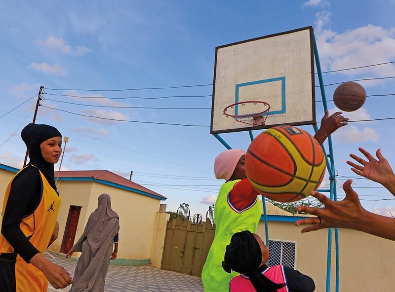 Девушки играют в баскетбол на площадке недавно созданной «Культурно-спортивной ассоциации Сомалиленда» в Харгейсе. Их программа физподготовки также включает занятия волейболом, настольным теннисом, и, что необычно для страны, силовые тренировки