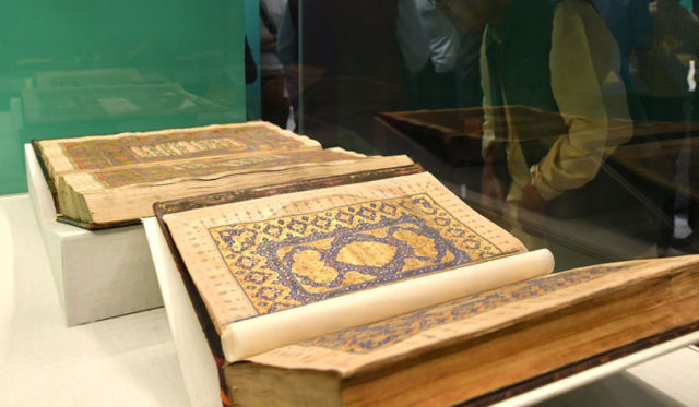 Генеральный директор Национального музея Будха Рашми Мани на открытии выставки заявил, что эти редкие экспонаты объясняют появление и распространение различных стилей каллиграфии.