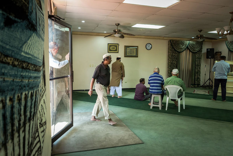 Мужчины собираются на пятничный намаз в мечети Сан-Педро-Сула