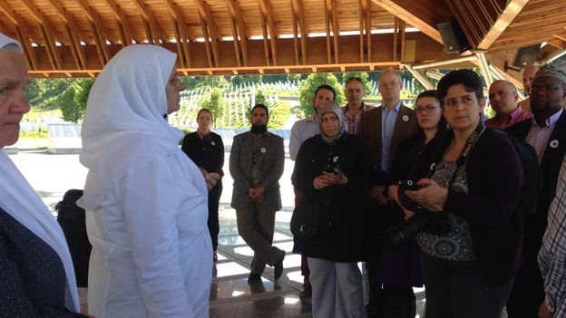 Поездку организовали благотворительный мемориальный фонд памяти жертв Сребреницы и «Мусульманский форум вооруженных сил» (Armed Forces Muslim Forum), созданный вскоре после убийства британского солдата Ли Ригби (Lee Rigby) в Лондоне в 2014 году.