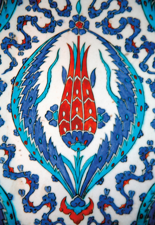 Украшенная тюльпанами декоративная плитка мечети Рустема Паши, построенной в 1563 году в Стамбуле. Тюльпан с его многочисленными видами, привезенный из Центральной Азии, стал одним из самых популярных цветочных мотивов для художественных работ в Османской империи 