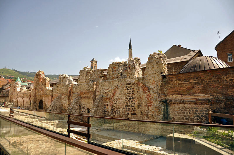Стены Безистана (крытого рынка), были разрушены во время осады Сараево. С тех пор рынок был реставрирован, в нем стоят ряды магазинчиков, кафе, сувенирных лавок