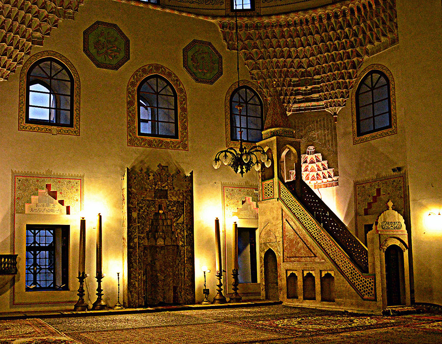 Интерьер мечети Гази Хусрев-бея