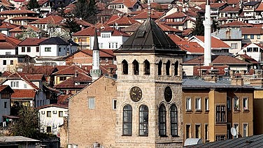 Фронтальный вид на часовую башню Сараево