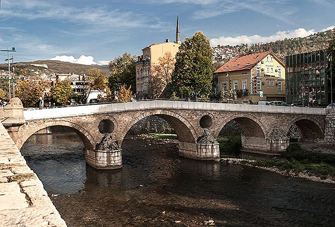 Оригинальный мост был построен в XVI веке, разрушен наводнением, полностью реконструирован в 1798 году.