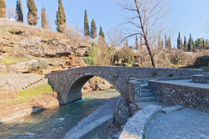 Старинный каменный арочный мост на реке Рибница в Подгорице, Черногория