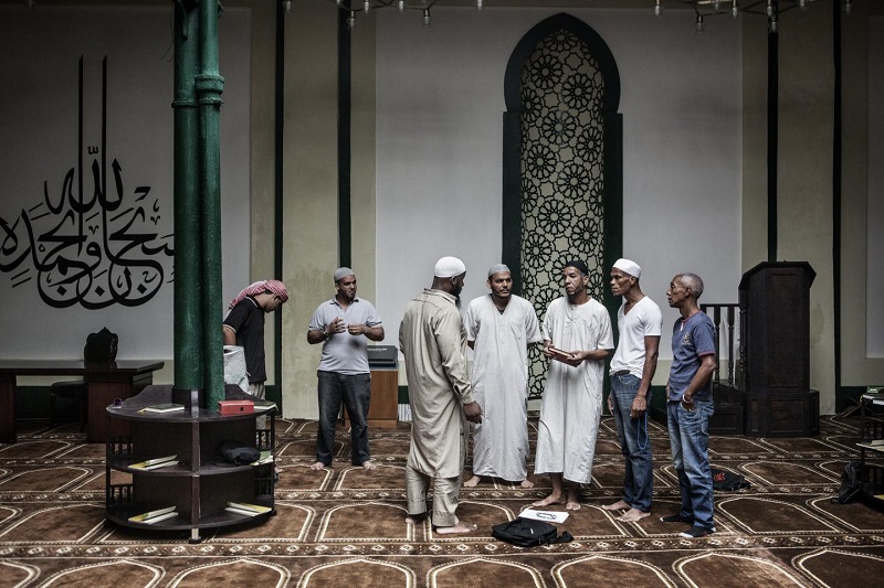 Мусульмане в новой мечети в гаванском квартале Абана Вьеха (Старая Гавана). Мечеть, открывшаяся в июне 2015 года, была построена Cаудитами с согласия кубинских властей