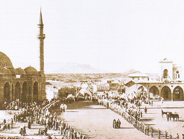 Открытие железнодорожной станции в Медине. Слева: Мечеть Анбария, справа: здание вокзала