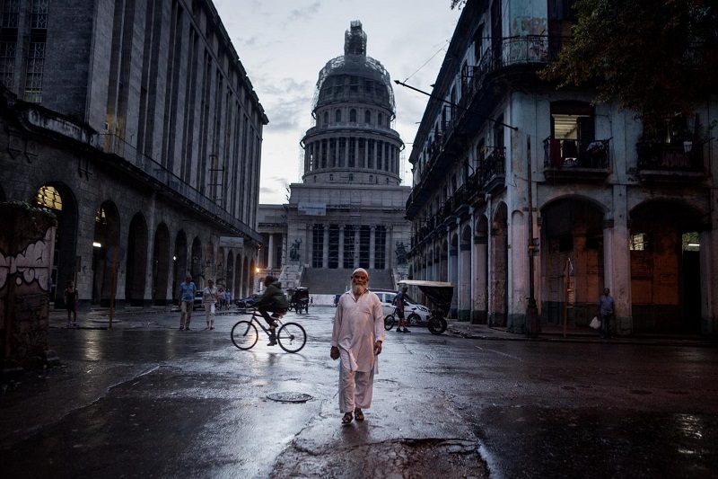 Мухаммад Али на фоне здания Капитолия в квартале Абана Вьеха (Старая Гавана). Али, урожденный Мануэль, стал мусульманином 20 лет назад, когда мало кто из кубинцев соприкасался с этой религией