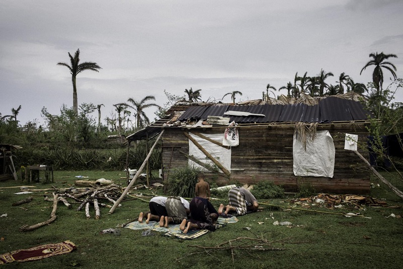Группа мусульман молится перед домом в заброшенной деревушке близ города Баракоа. Дом этого семейства был разрушен ураганом «Мэтью», и теперь оно во многом выживает благодаря помощи единоверцев