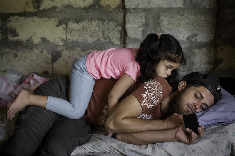 30-летний Роландо Тамайо (Rolando Tamayo) отдыхает дома с дочерью. Среди мусульман его называют Мустафой. Он принял ислам в 2012 году и теперь работает имамом в кубинской провинции Санкти-Спиритус