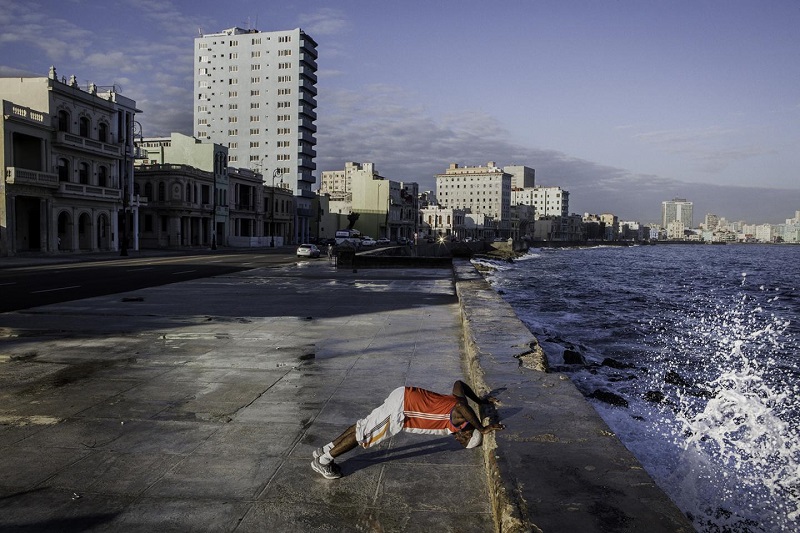 Ахмед Агуэро (Ahmed Agüero), уроженец Камагуэйя – третьего крупнейшего города Кубы – на 8-километровой набережной Малекон в Гаване, где он бегает каждое утро