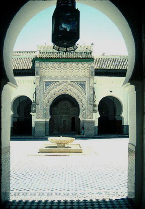 Внутренний двор и вход в молитвенный зал мечети Карауин в Фесе (фото 1990 г.)