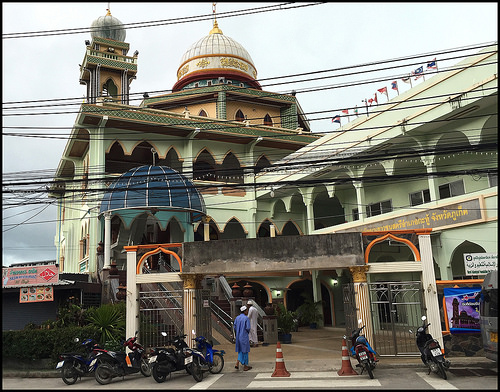 3. Мечеть Патонг. Находится в одном из самых популярных туристических районов острова с интенсивной ночной жизнью. Это новая мечеть
