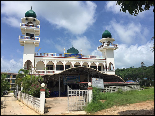 8. Мечеть Иссатул-Ислам (Иногда ее называют мечеть Кейп-Панва, возможно, по названию района). Это одна из крупнейших и известнейших мечетей острова