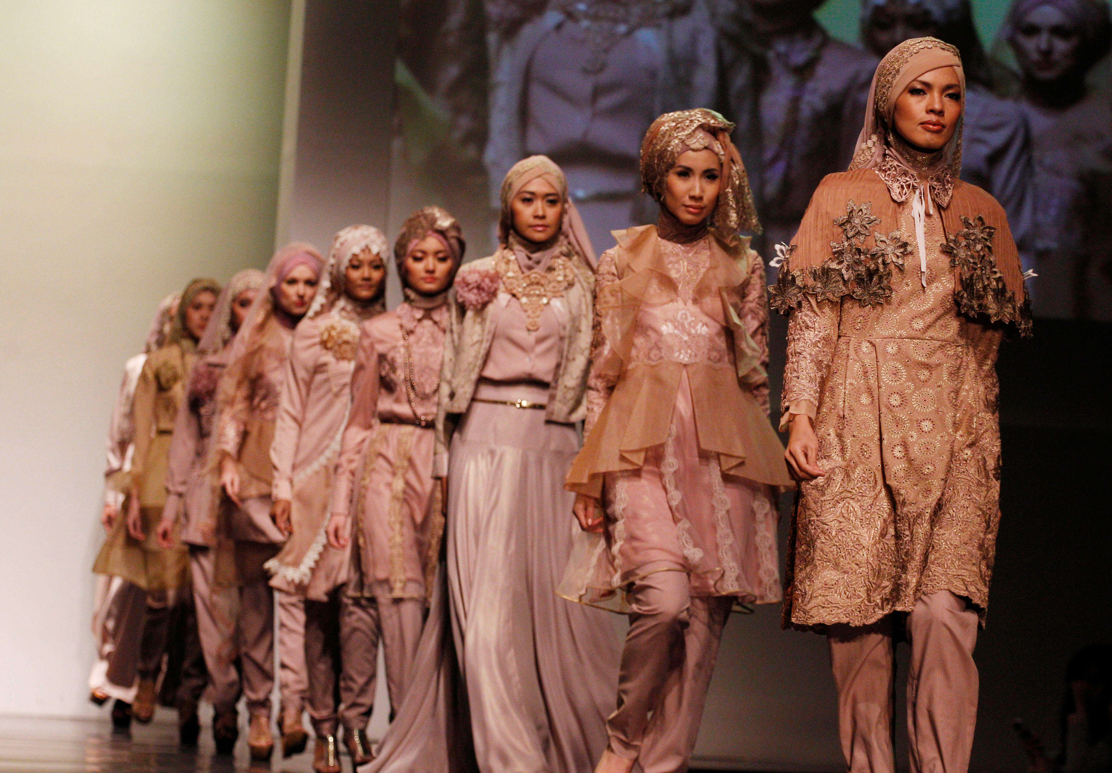 Мировая индустрия мусульманской моды оценивается в 96 миллиардов долларов. Это означает, что в ней занято огромное количество модельеров одежды для женщин, исповедующих ислам, и предпринимателей, которые обеспечивают процветание этой отрасли.