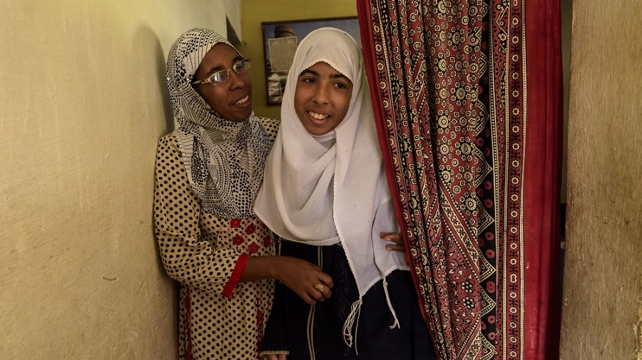 Шабана Хан, слева, с дочерью Айной у них дома в Санта-Кларе. Приняла ислам вслед за мужем