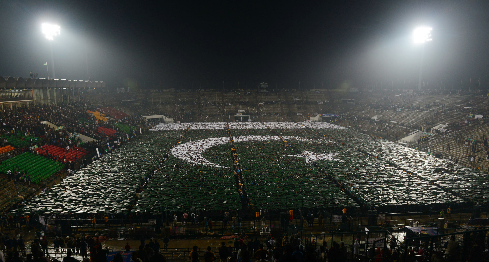 В 2014 году пакистанская молодежь решила побить рекорд Гиннесса и создать самый большой в мире флаг из людей. По официальным данным, для этого было задействовано 28597 тысяч человек.