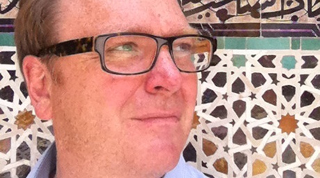 Эрик Брауг на фоне медресе Бу Инания в Фесе, Марокко.