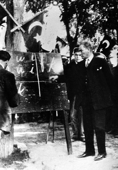  Ататюрк представляет новый латинский алфавит, 1928 год