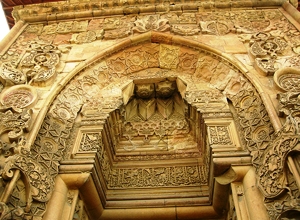 Внутренние стены Дар–уш–Шифа покрыты красивыми орнаментами, в основном — флористическими.