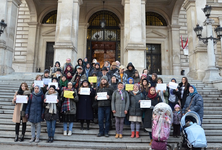 Участники акции в Вене несли плакаты с надписями «Свобода вероисповедания для всех!» и «Всеобщее равноправие!». 