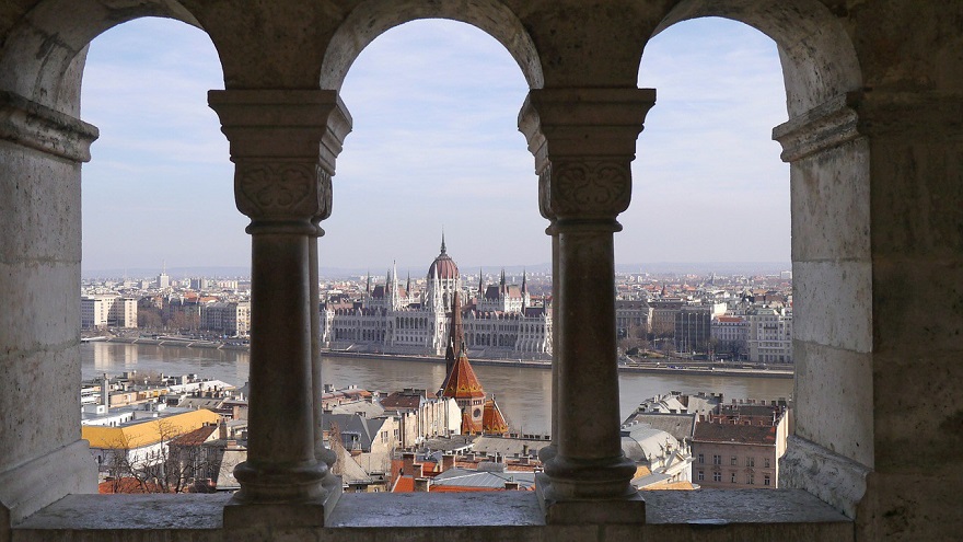 Будапешт – столица Венгрии, она предлагает туристам не только массу мест с едой халяль, но и такие прекрасные достопримечательности как Цепной мост, замок Буда (Будайская крепость), Венгерская опера и многие другие.