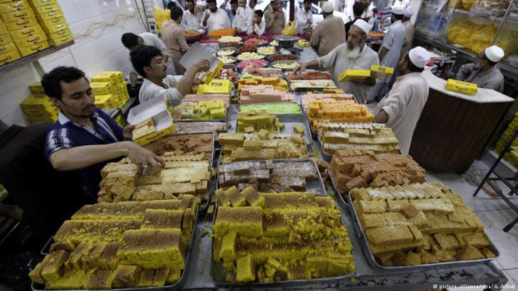 9. По окончании рамадана отмечают трехдневный праздник разговения Ид аль-фитр. В Пакистане его называют «сахарным праздником» – детям дарят сладости, игрушки, нарядную одежду. Торговцы готовят традиционную выпечку и сладости к праздничной торговле.