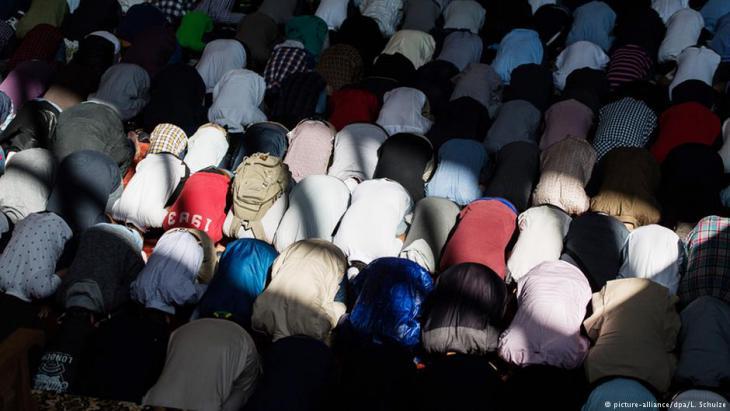 12 Солнце освещает верующих на намазе в одном из спортивных залов Гамбурга. В прошлом году по случаю окончания рамадана здесь состоялся массовый намаз, организованный исламским центром «Ан-Нур».