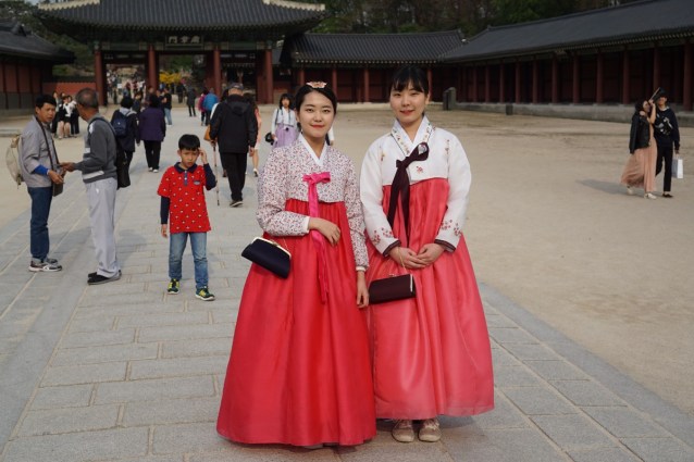 Две корейские девушки в ханбоках во дворце Чхандоккун