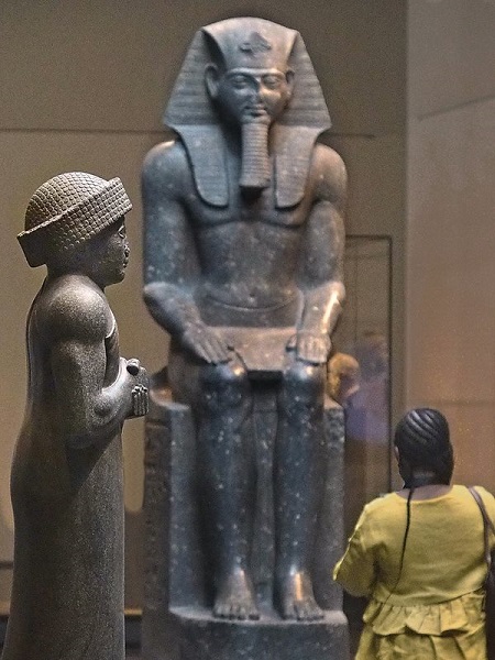 Смиренная поза Гудеа, правителя Лагаша (современный Ирак), ок. 2120 г. до н.э., и величие Рамзеса II, египетского фараона, правившего с 1279 по 1213 гг. до н.э., показывают противоположные тенденции в изображении верховных правителей