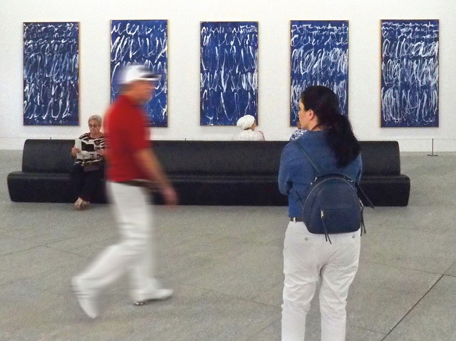 Современные полотна в холле музея задают настроение, воспроизводя мотивы волн, музыки и каллиграфии. На фото безымянные холсты американского художника Сая Твомбли из серии 2008 г. «Заметки из Салалы» (город-порт на южном побережье Омана)