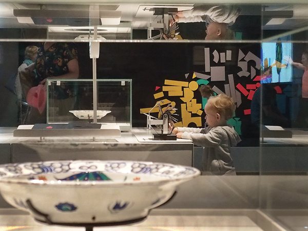 В отдельных залах детского музея Лувр Абу-Даби выставлены оригинальные предметы искусства и созданы условия для интерактивной деятельности