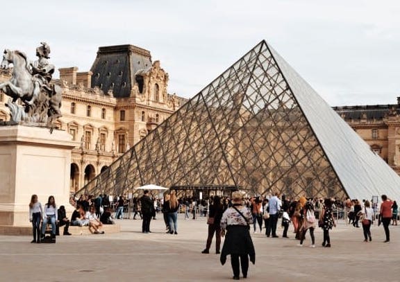Стеклянная пирамида Лувра, возведенная в 1988 г., теперь ведет в новые галереи музея, где выставлено около 3000 предметов исламского искусства