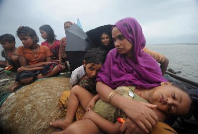 Несколько тысяч человек – беженцы из Бангладеш и Мьянмы – дрейфуют в лодках в открытом море без надежды выбраться на сушу