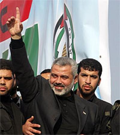 На третий день войны мы разносили зарплату служащим в их дома. ХАМАС вел одновременно три битвы. Первая — с агрессорами. Вторая — сохранение порядка внутри территории. Третья — оказание помощи палестинским гражданам в час беды.